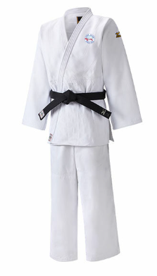 Yusho IJF – Logo club brodé  194 €  LE JUDOGI DE COMPÉTITION APPROUVÉ SELON LES NORMES IJF. - Blanc et bleu