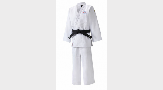 Yusho IJF – Logo club brodé  194 €  LE JUDOGI DE COMPÉTITION APPROUVÉ SELON LES NORMES IJF. - Blanc et bleu